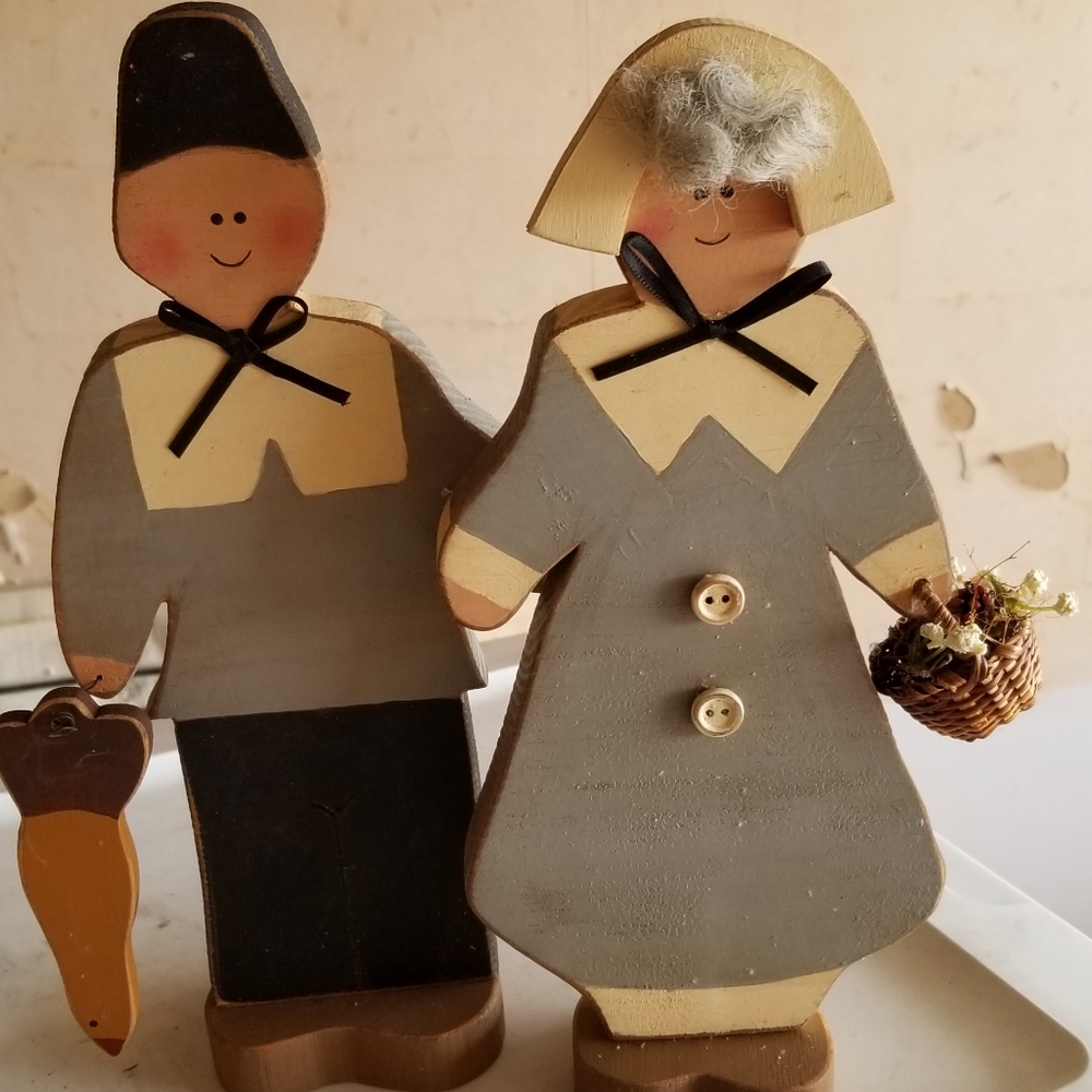 Wooden pilgrim couple